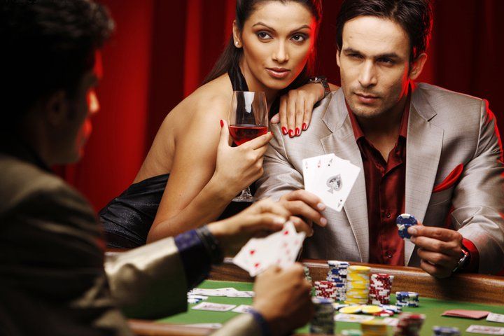 Live dealer at wajik88 Hot Pot table with Dragon Tiger cards displayed in real-time